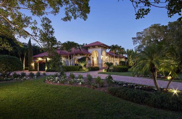 Mediterranean Villa in the heart of Naples! Location & Luxury!