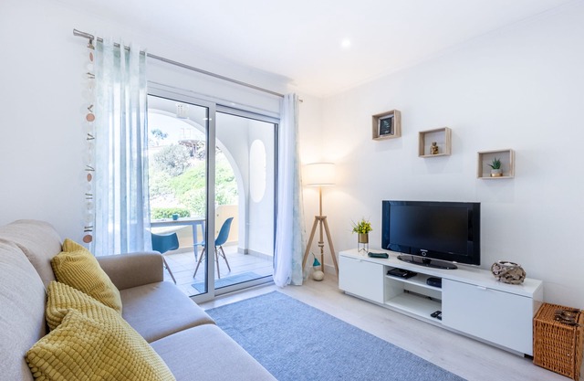 Melodia do Mar directly at Vale Centeanes Beach!