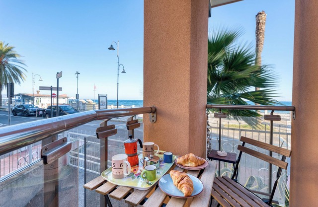 Mer Vivante - Front Beach, Albenga, Italy