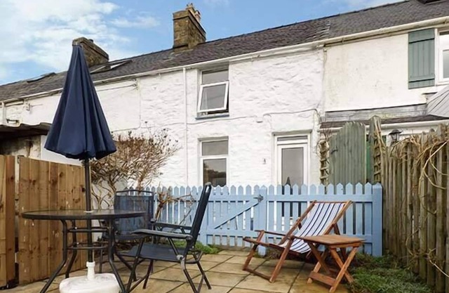 MERLIN, pet friendly, character holiday cottage in Llithfaen