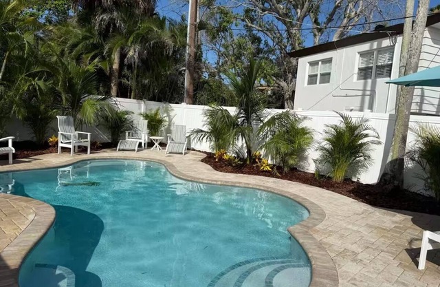 Mermaid’s Purse - Private Pool! 40 steps to beach!