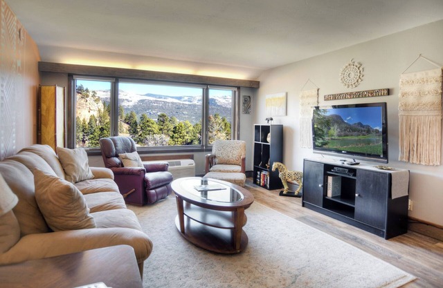 Mesa Markings (#203) |10 min to Ski - Pool/HotTub - Views - Golf - AC