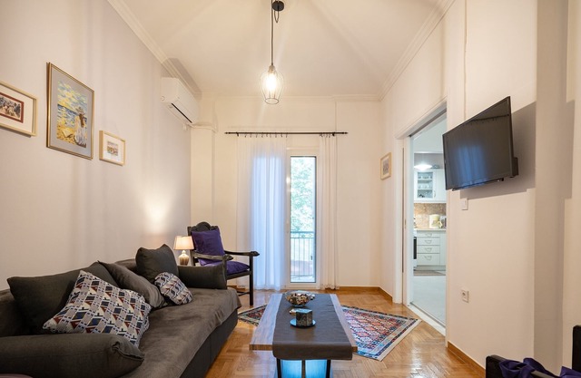 Metaxourgeio metro st. 2 bedrms 4 pers. apartment.
