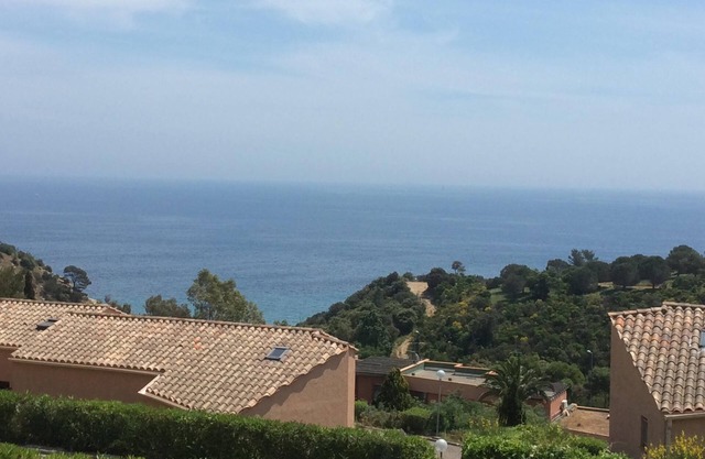 mezzanine studio with magnificent sea view, 300 m from the beach of bonporteau