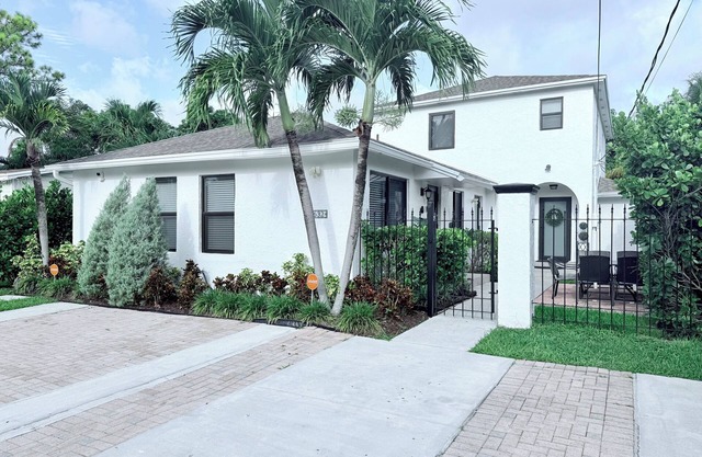 Miami 4BR Oasis: Heated Pool, Sleeps 10