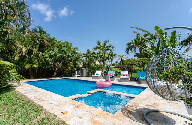 MIAMI/FORT LAUDERDALE ART VILLA with SALTWATER POOL & JACCUZI near BEACH