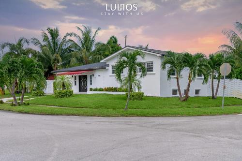 Miami Fun Home with Pool & Games L30