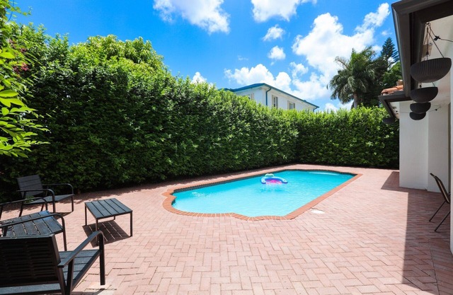 Miami Home w/Private Pool -15min from Kendall Exec Airport - Wifi - Free Parking