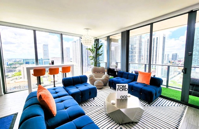 Miami Luxury 3BR - Stunning Skyline & Water Views - 100” Living Room TV