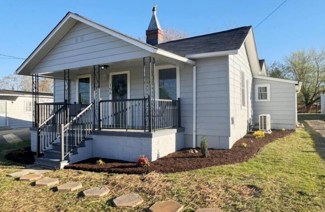 Mid-Century Bungalow - 2 miles from Casino