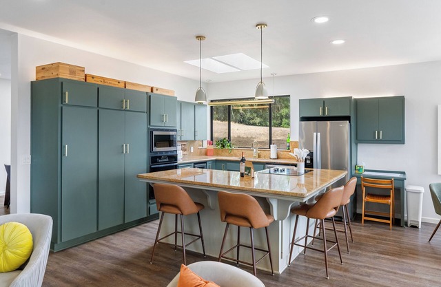 Mid-Mod Hilltop Retreat Views & Local Wildlife