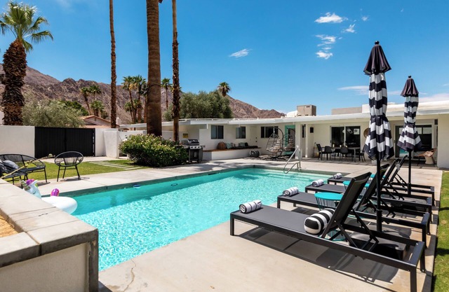Midcentury 4-bedroom house with spacious backyard & pool in La Quinta