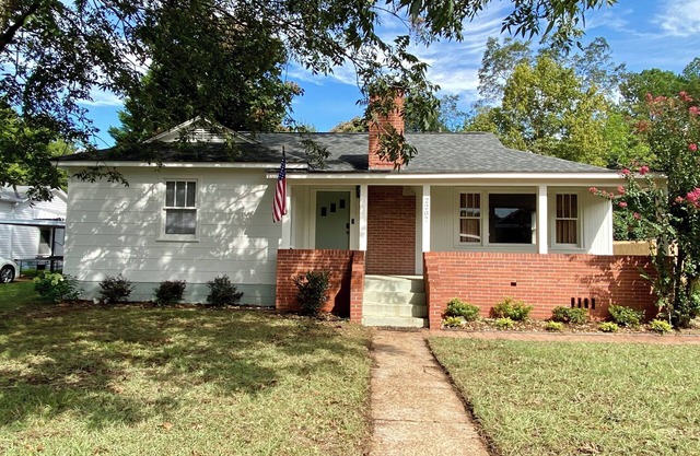 Midcentury Bungalow with 3 Bedrooms in downtown Northport, 3 miles from campus