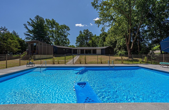 MidCenturyMod spectacularly Renovated 1 LEVEL living paradise +EV charger