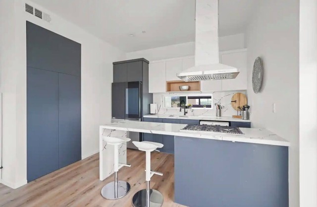 MidCity Spacious 3-Bedroom Apartment with Rooftop Deck, Balcony & Private Garage