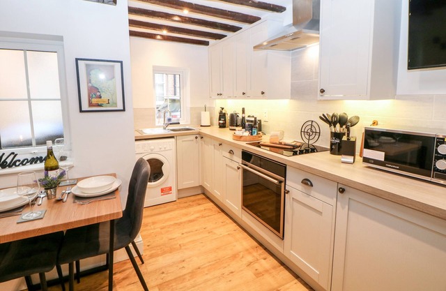 MIDDLE COTTAGE, romantic, luxury holiday cottage in Ashbourne