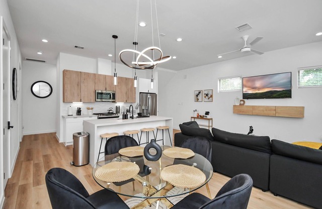 Midnight Reverie: Luxury Townhouse-Med Center DWTN