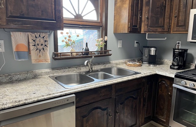 MIDNIGHT SUN MANOR, MINUTES FROM DOWNTOWN, BAYVIEW, SAUNA, DECK, PET ON APPROVAL
