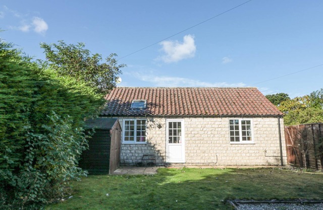 MIDSUMMER COTTAGE, pet friendly, with a garden in Thornton Dale