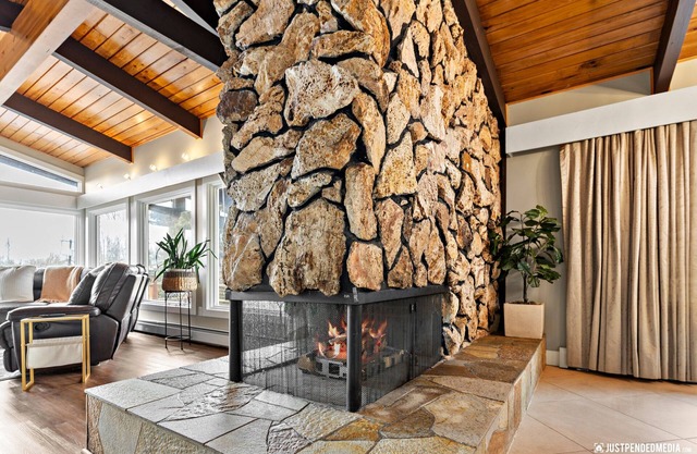 Midtown Escape near downtown, restaurants, and shopping.