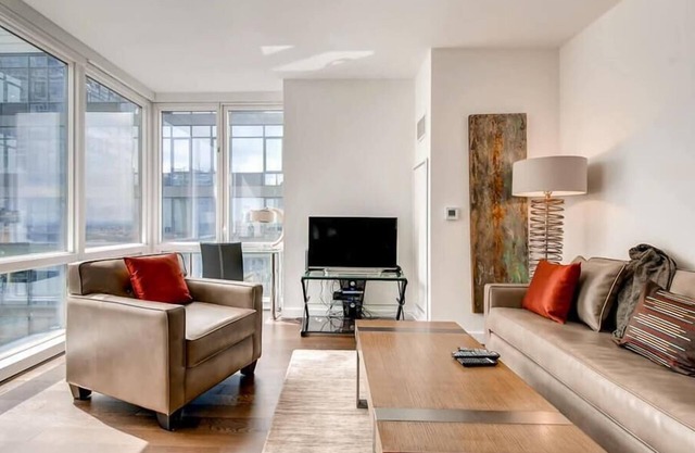 Midtown West 1 Deluxe BR Downtown/river views | in-unit W/D