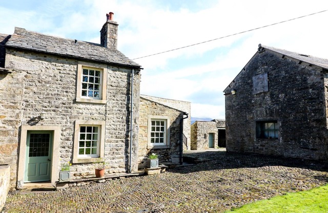 MILL DAM FARM COTTAGE, pet friendly, with open fire in High Bentham
