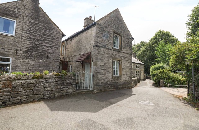 MILL LEAT, pet friendly, with open fire in Castleton, Peak District