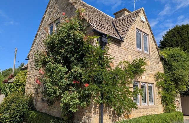 MILL STREAM COTTAGE, family friendly in Lower Slaughter