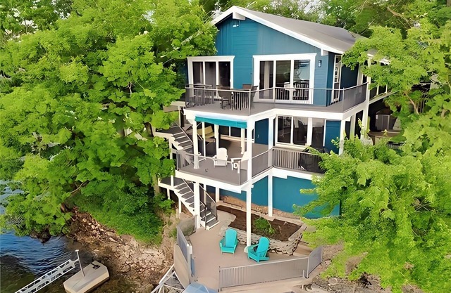 Million Dollar Ozark Oasis - On the water, walk to restaurants/bars & new dock!