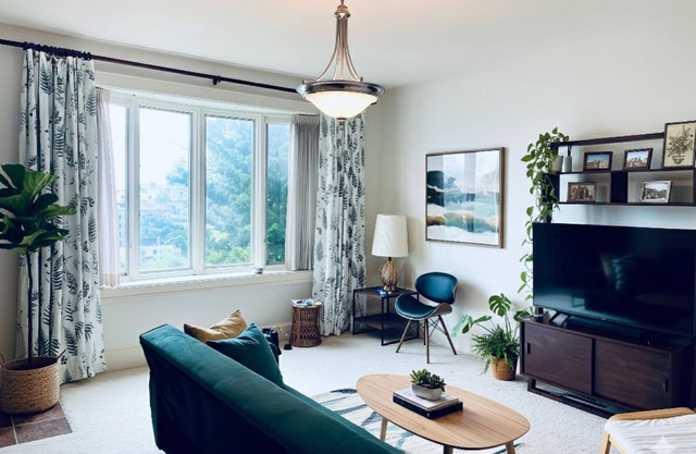 Milwaukee Riverview Flat, Skyline Views, near Downtown. Walk to Breweries!