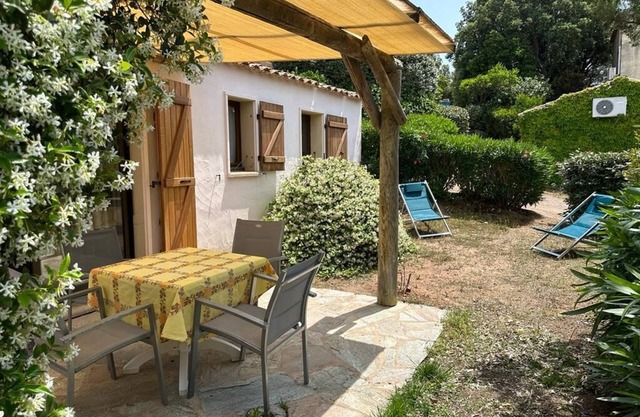 Mini villa sea view with shaded terrace, BBQ access to Santa Giulia Beach on foot