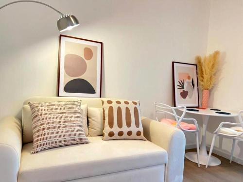 Minimalist Oasis - Monthly Stay Near Airport, Local Gems & Mall - Minimum Stay 28 Days