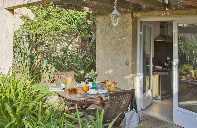 minivilla lilas indépendante à Calvi avec jardin et piscine, jardin et bbq