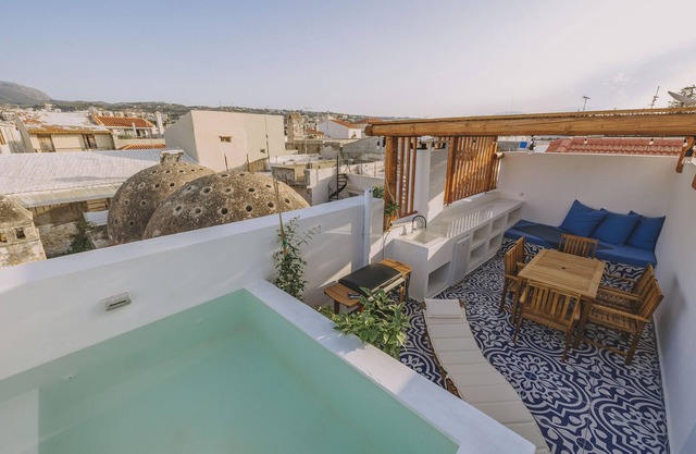 Minoos Residence, Central restored/modern 3floor house w/seasonal roof pool