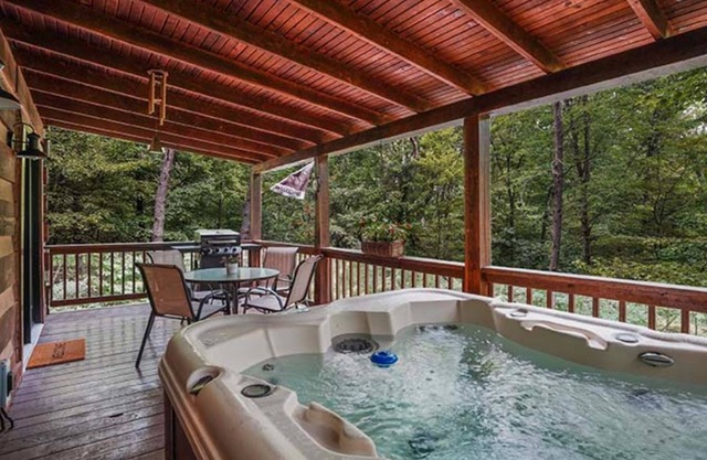 Minutes from Caves, Cozy Cabin on 5 Acres