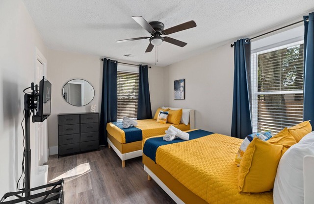Minutes from D-town/Beaches/Shopping