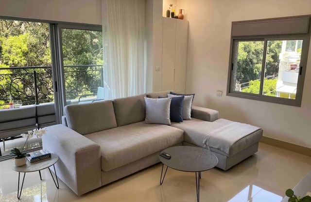 Minutes from Dizengoff & Sea! Large kitchen & Remote friendly