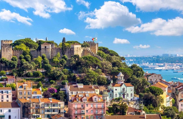 Minutes to Marquês de Pombal! Pet-friendly, Full Kitchen, Rooftop Sundeck!