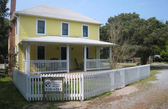 Miss Elecia Garrish Home: Dog friendly, centrally located