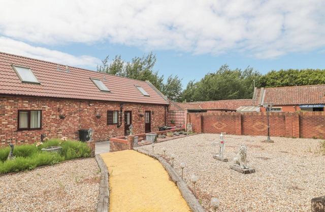 MISTLETOE COTTAGE, family friendly, with a garden in Brean