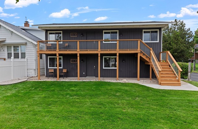 Mitten Flats 2 Units - 1 Block to the beach!