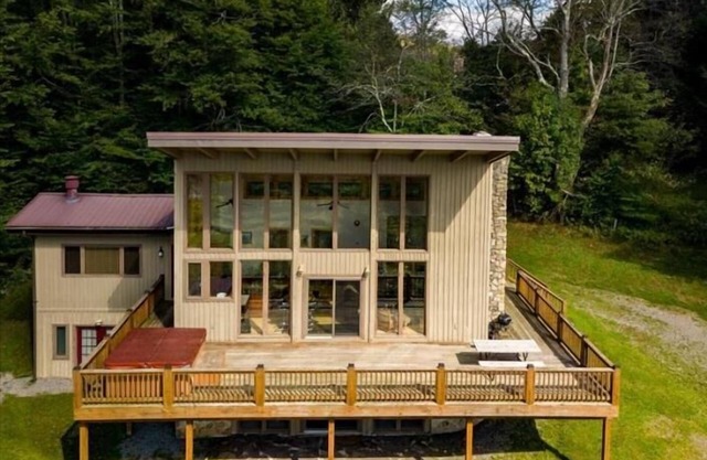 ML06-View! Walk to Lake! Pets Ok! Hot tub! A/C