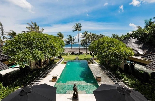 Moana Villa - Luxury beachfront, Pool, AC