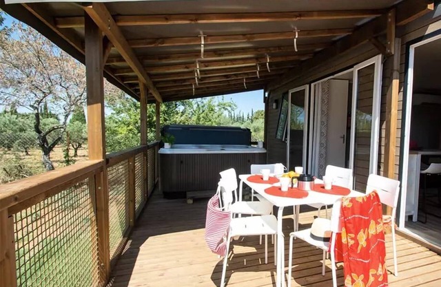 Mobil home Sillans Private Jacuzzi - 32m2 - 2 Schlafzimmer - Geschirrspüler + TV + A/C 4 persons