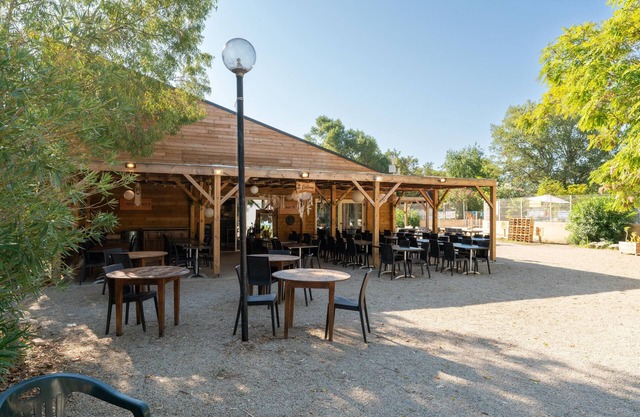 Mobile Home 'La Roque 139' with shared swimming pool, private terrace and air conditioning