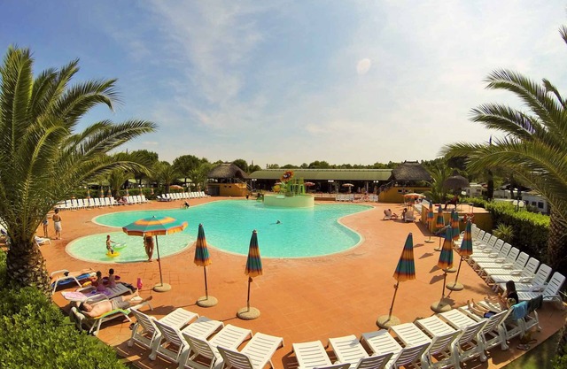 Mobilehome with air conditioning, terrace and pool