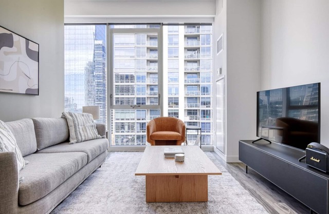 Mod South Loop 1BR w/Lounge, Pool & Gym near Grant Park, by Blueground