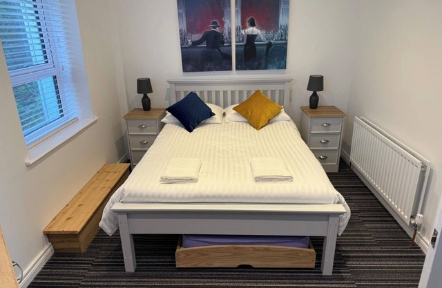 Modern Split-Level 2-Bed Apartment with Balcony