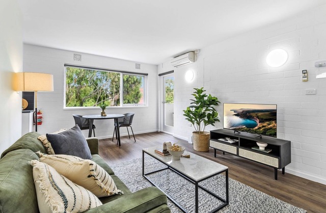 Modern 1-Bed Apartment with Cosy Balcony