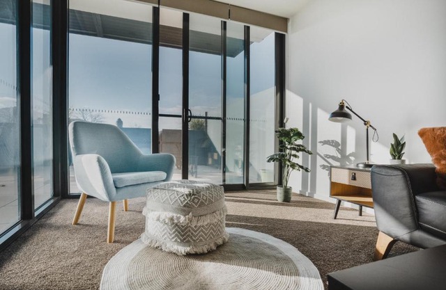 Modern 1-Bed Apartment on Lonsdale St
